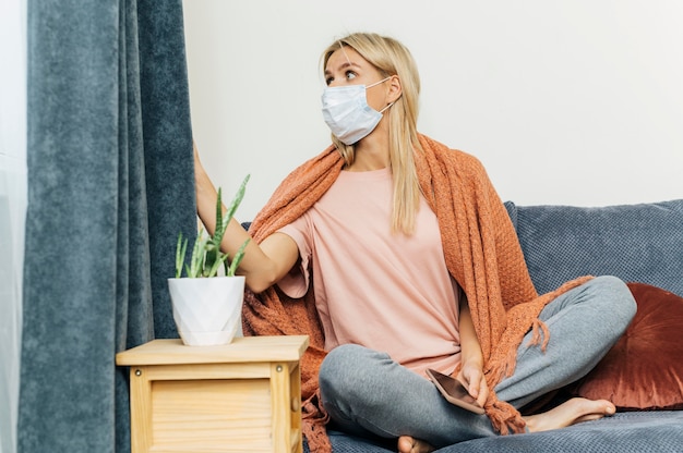Поиск аллергенов в квартире: осмотр ковров и текстильных предметов